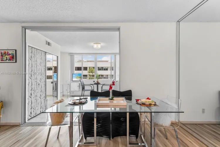 Carriage House #511 image #12