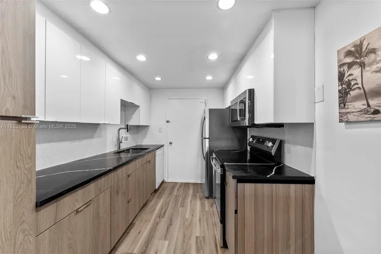 Carriage House #511 image #13