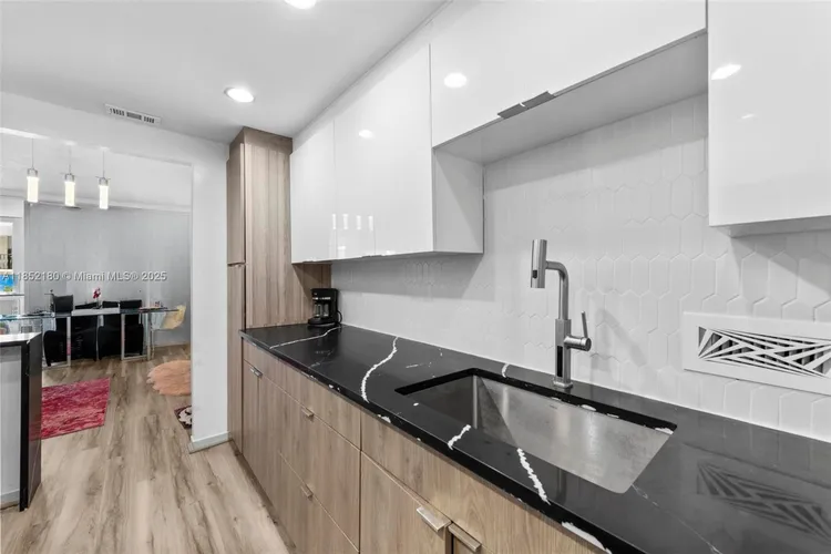 Carriage House #511 image #14