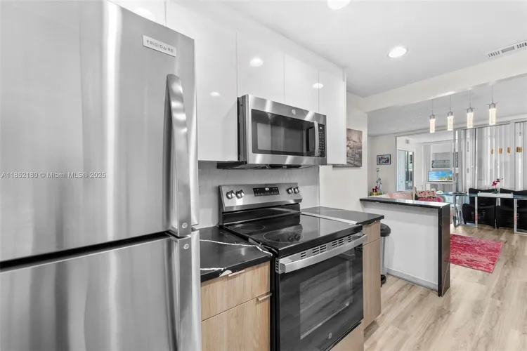 Carriage House #511 image #15