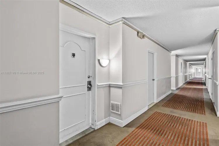 Carriage House #511 image #25