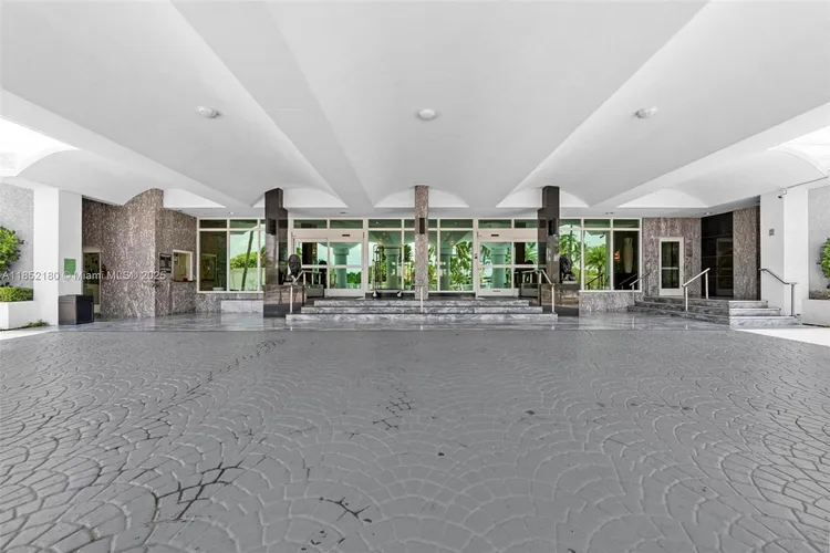 Carriage House #511 image #26