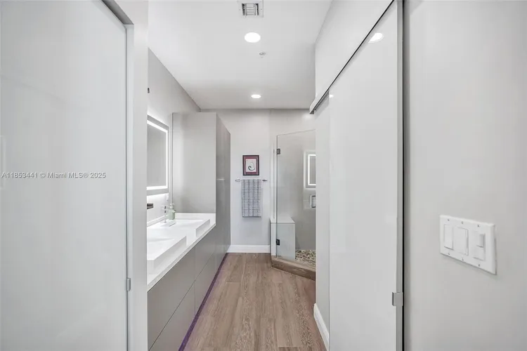 360 Condo #PH15 image #28