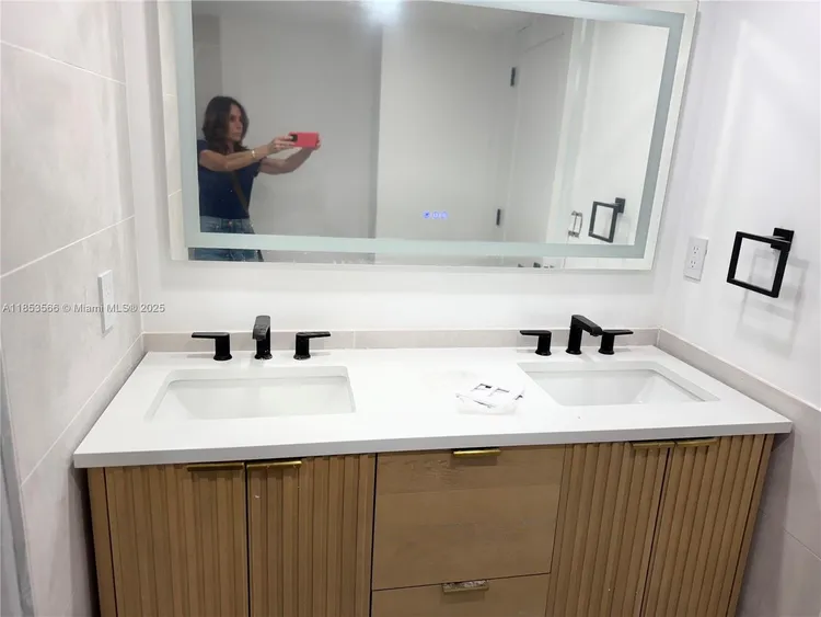 The Venetia #21I image #9