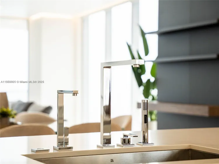 Turnberry Ocean Club Residences #1104 image #9