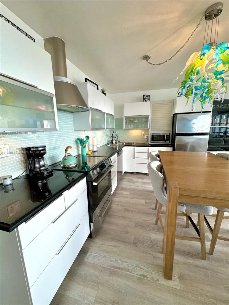 Hollywood Towers #1011 image #11