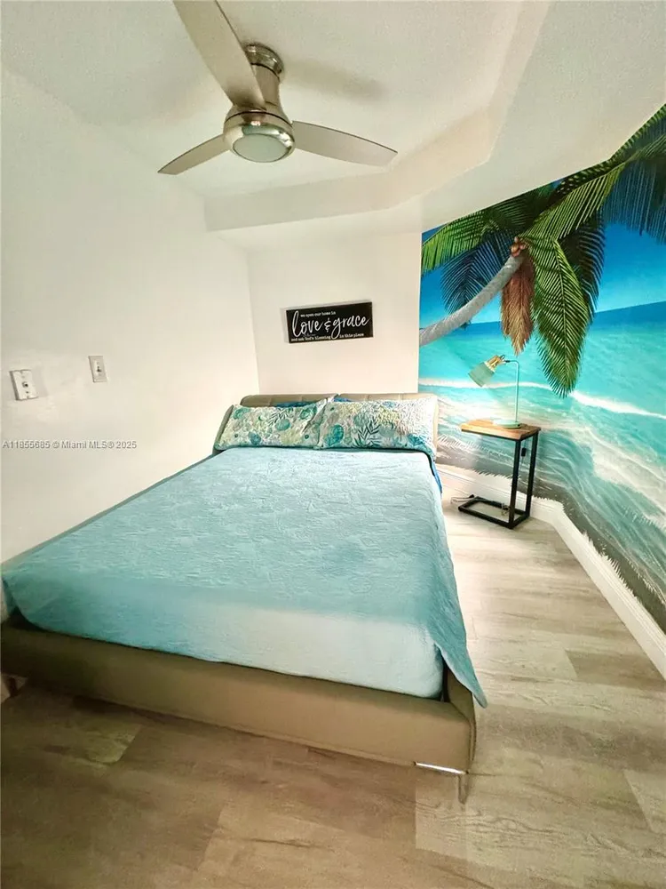 Hollywood Towers #1011 image #13