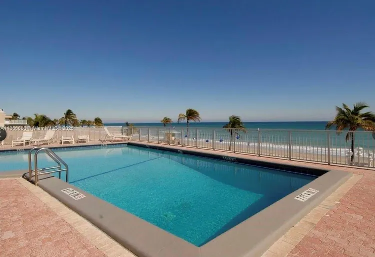 Hollywood Towers #1011 image #17