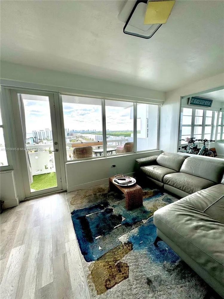 Hollywood Towers #1011 image #7