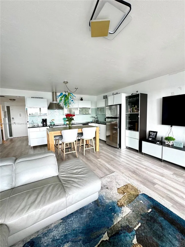 Hollywood Towers #1011 image #8