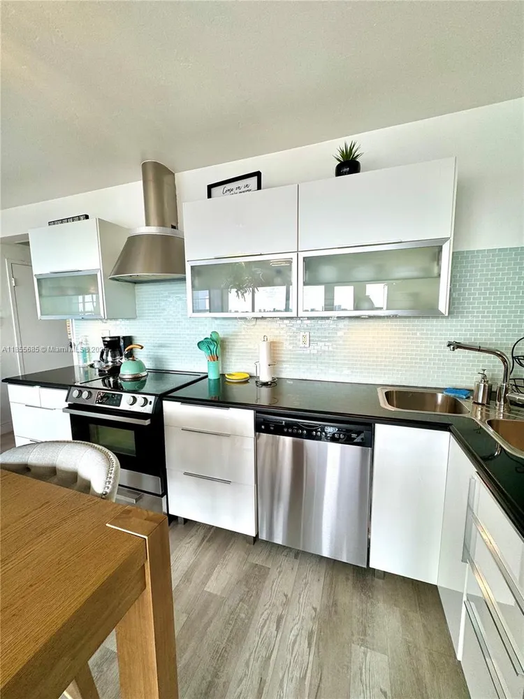 Hollywood Towers #1011 image #9