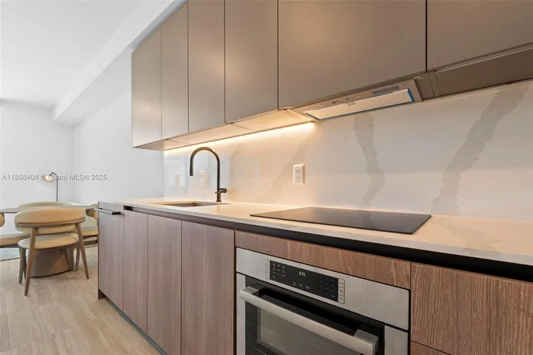 72 Park #704 image #22