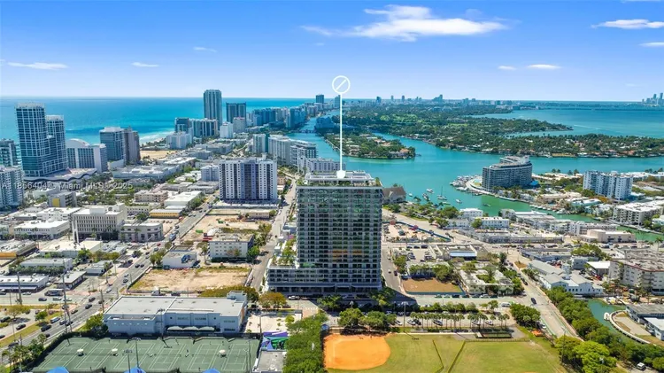 72 Park #704 image #32