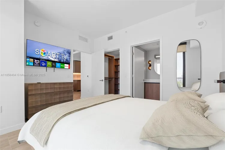 72 Park #704 image #6