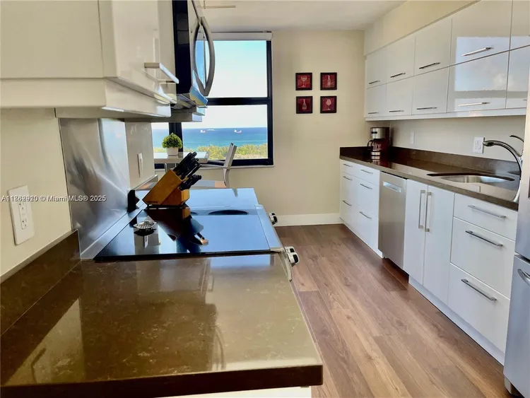 The Corinthian #20E image #10