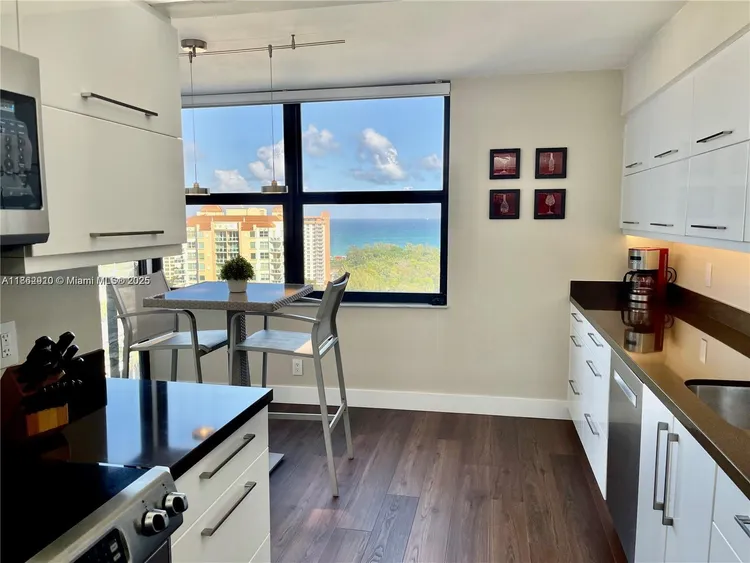 The Corinthian #20E image #11