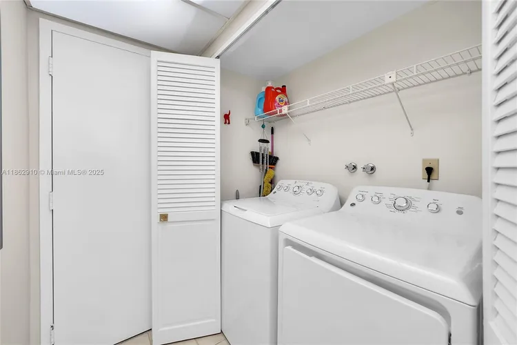 The Corinthian #20E image #16