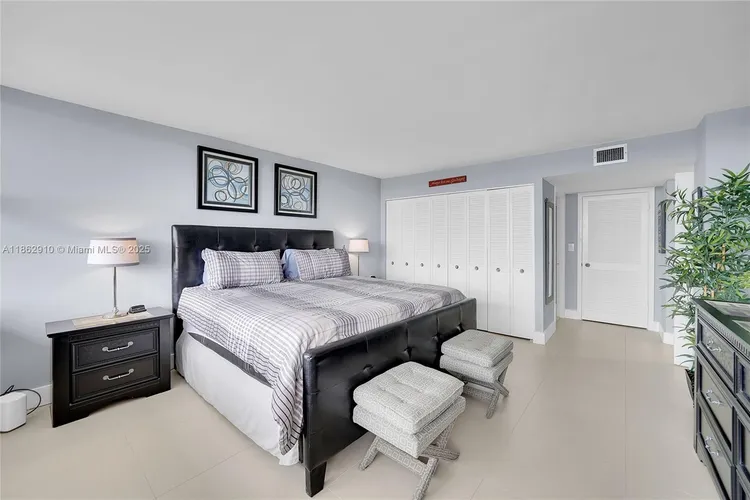 The Corinthian #20E image #22