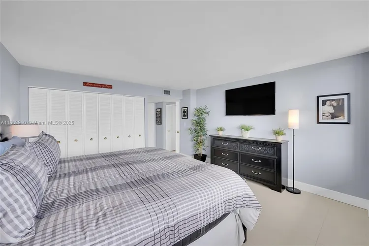 The Corinthian #20E image #23