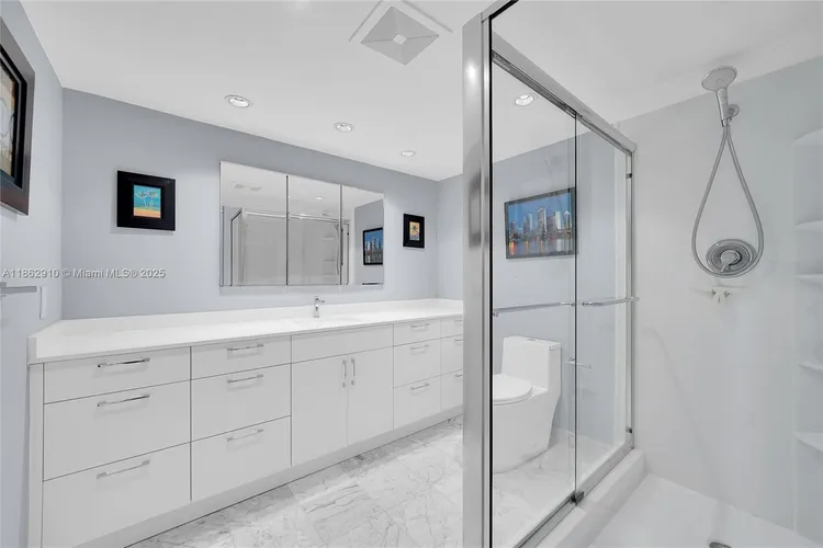 The Corinthian #20E image #25