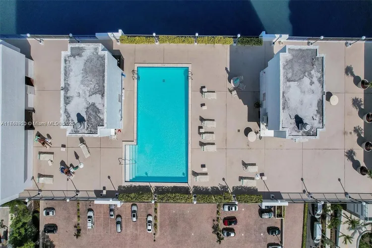 The Corinthian #20E image #32