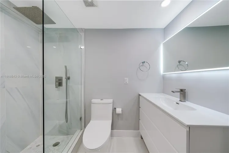 Brickell Key II #1809 image #18