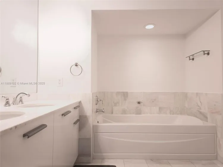 Avenue 1060 Brickell #1517 image #12