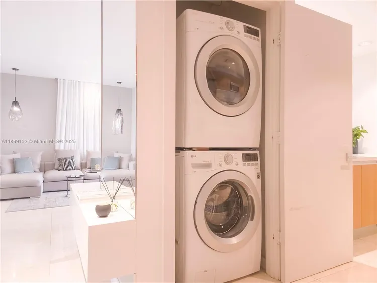 Avenue 1060 Brickell #1517 image #14