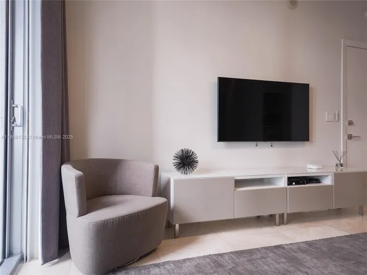 Avenue 1060 Brickell #1517 image #8