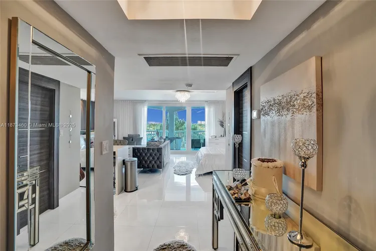 Carriage House #424 image #17