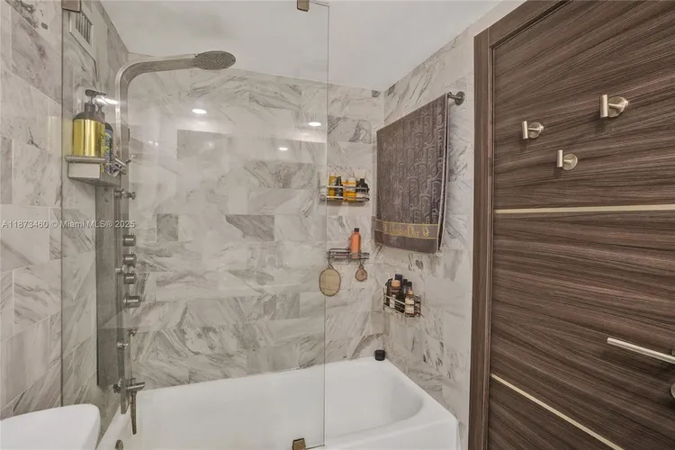 Carriage House #424 image #18