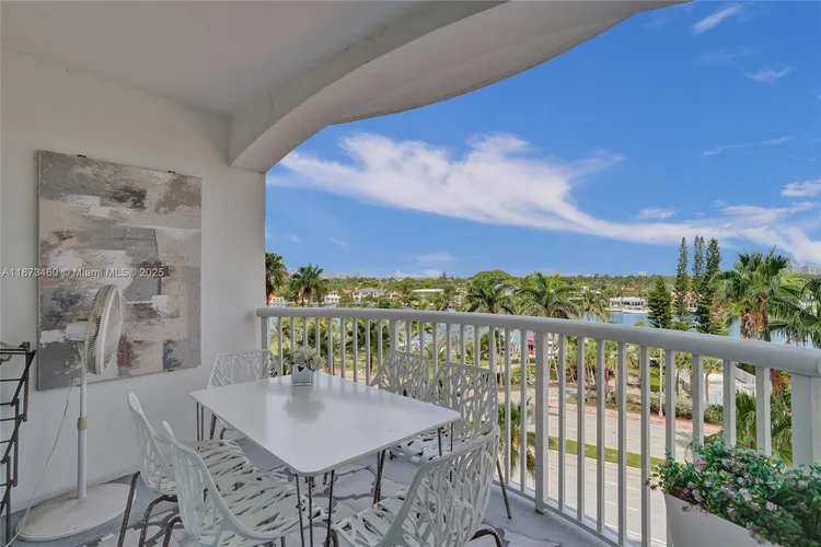 Carriage House #424 image #22