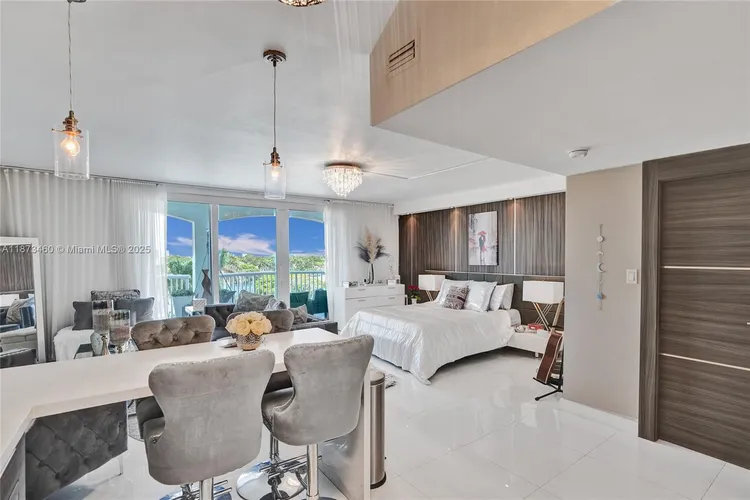 Carriage House #424 image #8