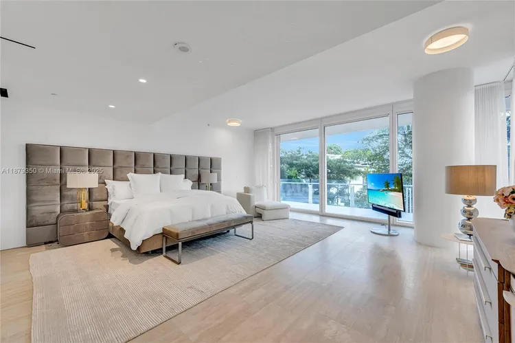 The Surf Club Four Seasons Hotel And Residences #N-317 image #11