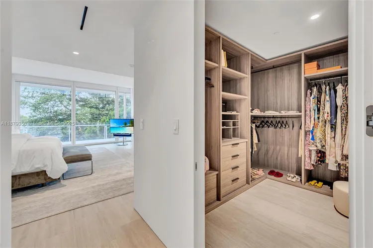 The Surf Club Four Seasons Hotel And Residences #N-317 image #15