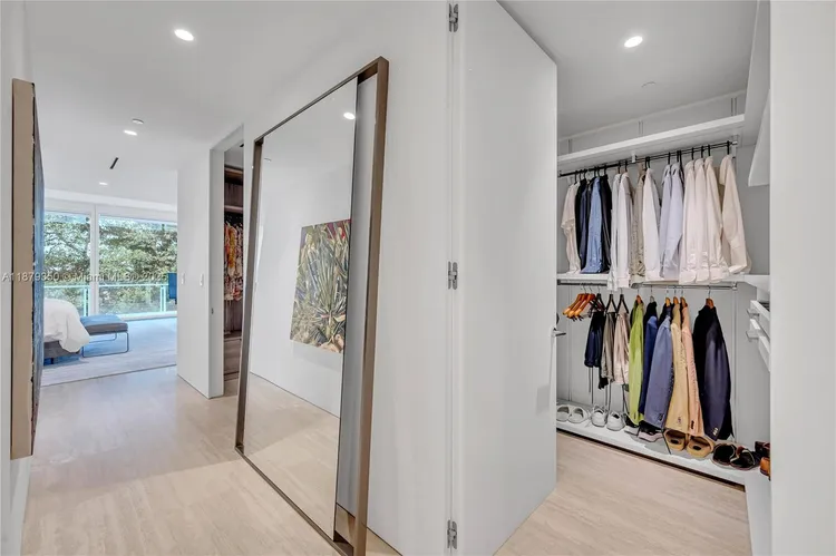 The Surf Club Four Seasons Hotel And Residences #N-317 image #16