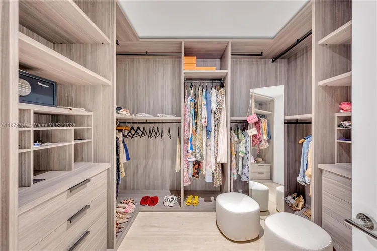 The Surf Club Four Seasons Hotel And Residences #N-317 image #17