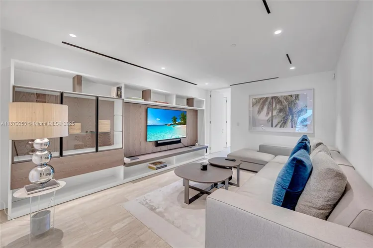 The Surf Club Four Seasons Hotel And Residences #N-317 image #9