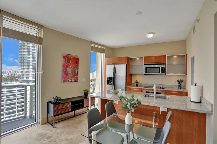 Latitude #1600 image #21