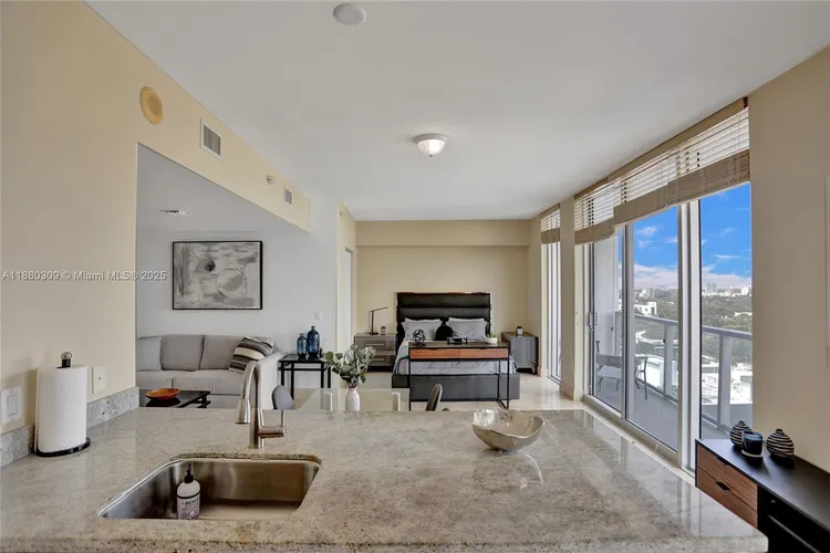 Latitude #1600 image #24