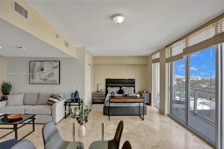 Latitude #1600 image #25