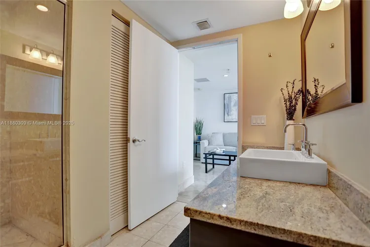 Latitude #1600 image #28