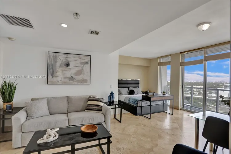 Latitude #1600 image #32