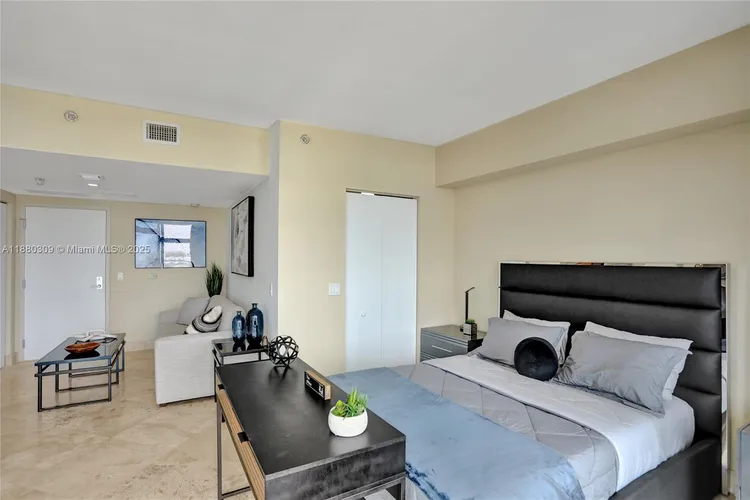 Latitude #1600 image #34