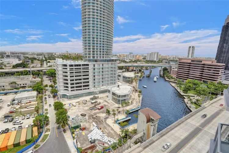 Latitude #1600 image #39