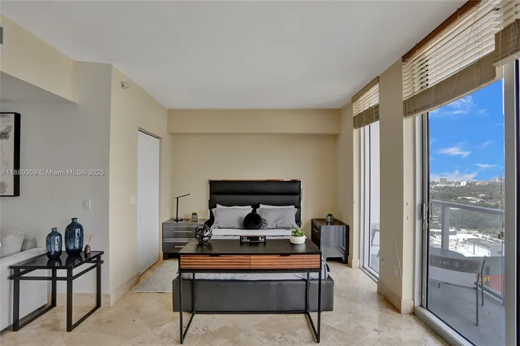 Latitude #1600 image #9