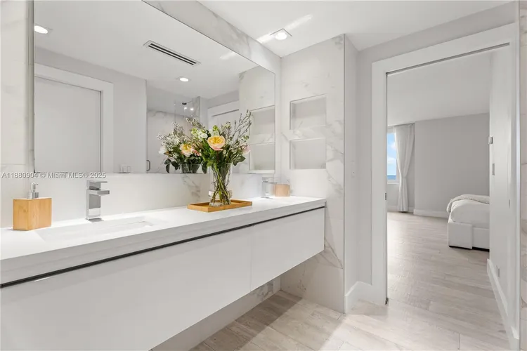 Roney Palace #1523-24 image #14