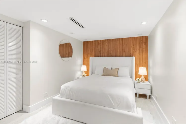 Roney Palace #1523-24 image #16