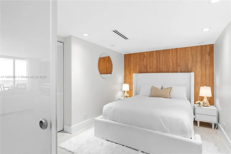 Roney Palace #1523-24 image #17