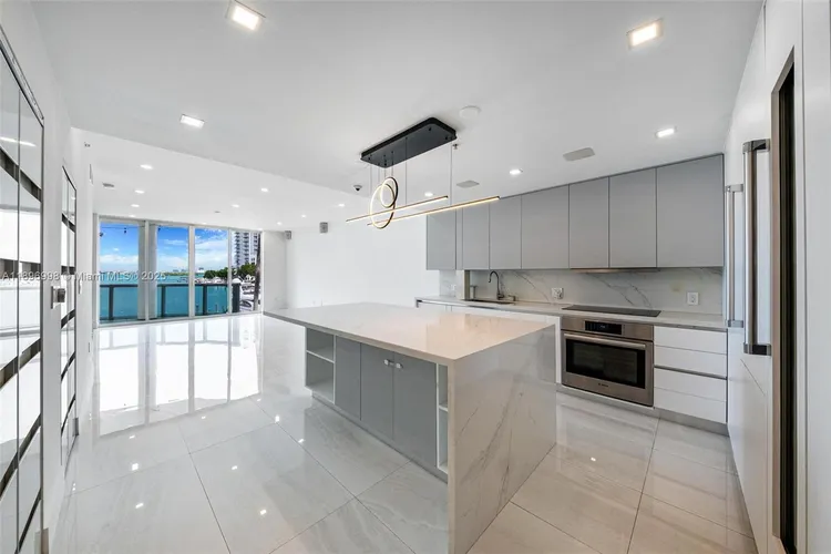 360 Condo #207 image #17